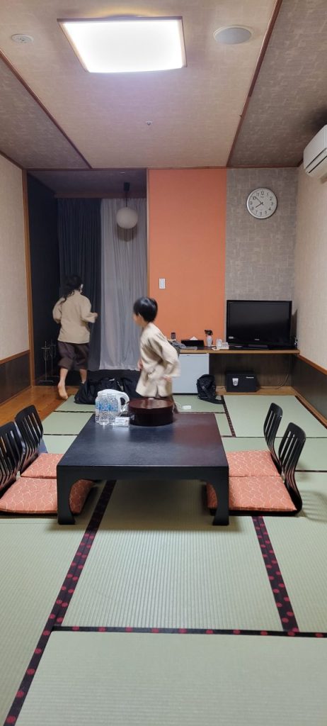 広い和式の部屋に子供達も大喜び(^^)/こんな機会でもないと近場の施設には泊まらないですからね