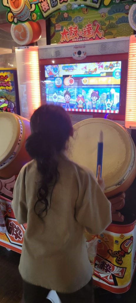 寝るには、まだ早いのでゲームセンターで太鼓の達人を初挑戦!うまくいかず悔しい長女
