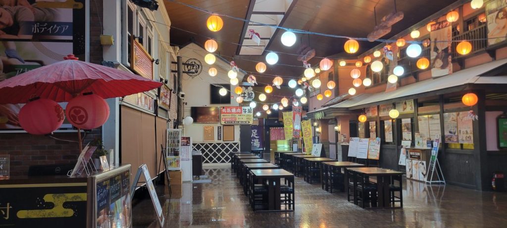朝食会場に向かうのですが人がいません。空いているのかな?そんなことはありません!朝食会場には人だかりが・・・