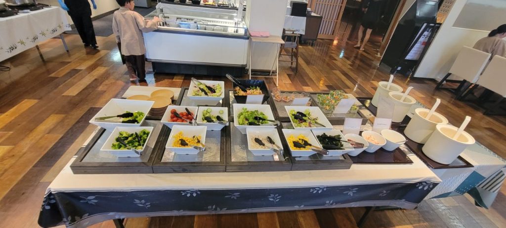 サラダーバーにはこんなに沢山選べるサラダ!野菜好きにはたまりません
