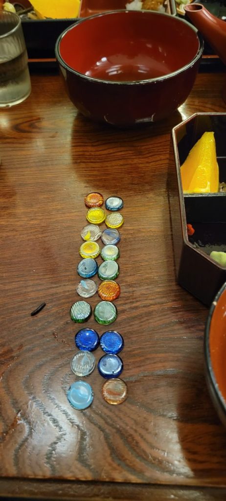 5杯食べるごとにおはじきを1個置きます!20個置いてあるという事は100杯!目標達成です