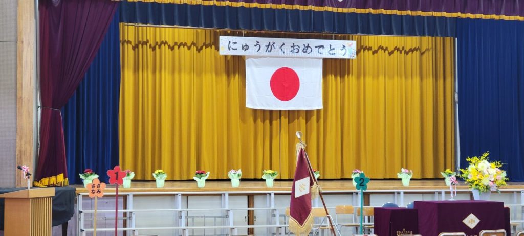 入学式のスタートを待つ父兄の皆さん!子供達の入場を待ってます