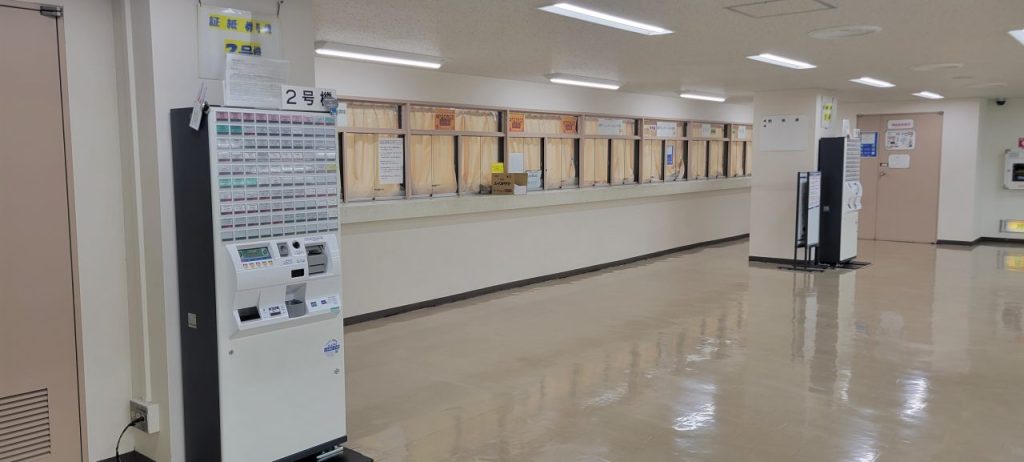 窓口が閉まると、学校内はガランとしていますね。