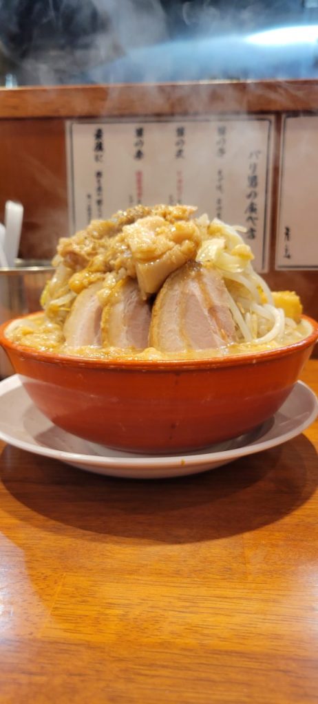 すごい!インパクトです。ラーメンなのにチャーシュー3枚はサービス満点です