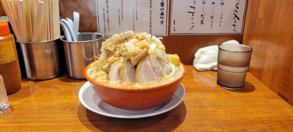 8分ぐらいで着丼!さすが二郎インスパイア系!このパフォーマンス