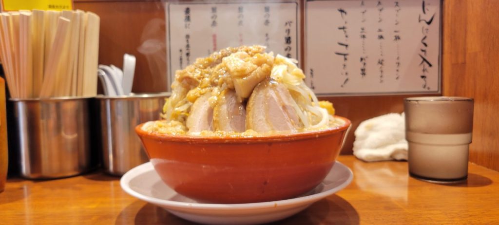 このボリューム!油のデカさ!そしてチャーシューも3枚!素敵な姿ですね。