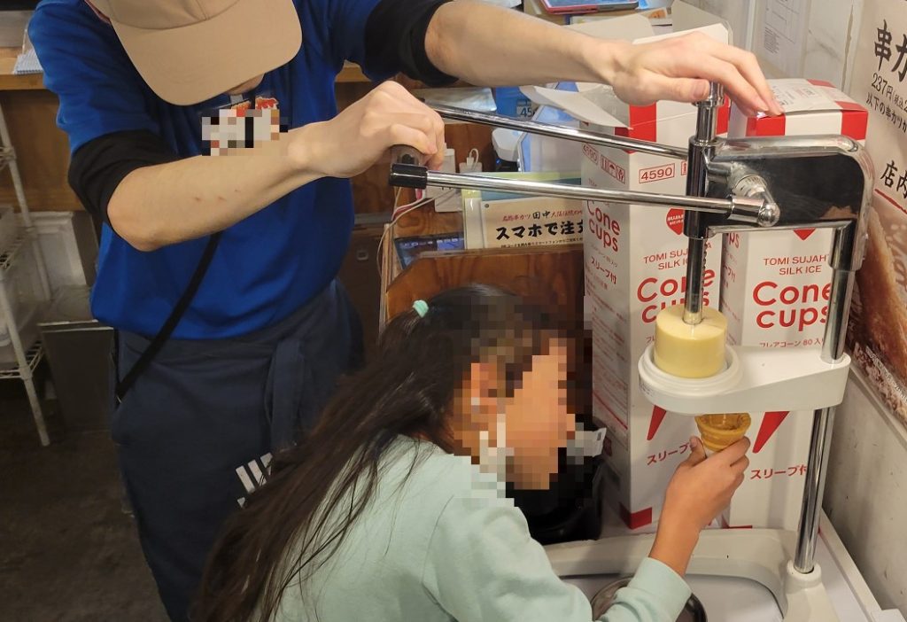 デザートは自分で作るソフトクリームに長女が挑戦!