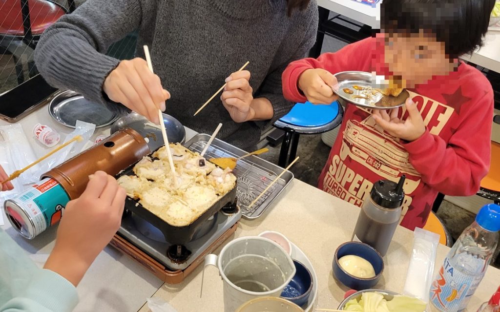 小学生以下へのプレゼントたこ焼きセットです。長女が楽しそうに作ります