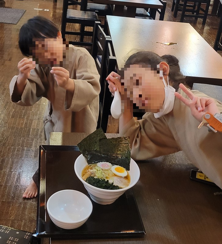 長男のラーメンが届き、よく分からないポーズの写真をパチリ!
