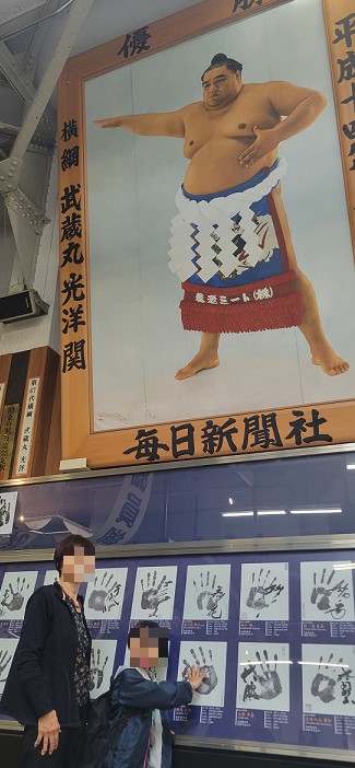 両国駅に着くとお相撲さんの手形がいっぱい!長男と比べるとこんなに違います