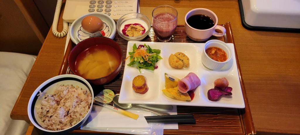 私の一押しのサービス!朝食を部屋まで持ってきてくれるのです。しかも健康的
