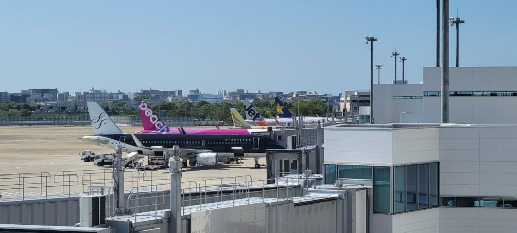 福岡空港には様々な会社の飛行機が一緒に見れるのが嬉しい(^^)vあれ?ANAとJALがない?