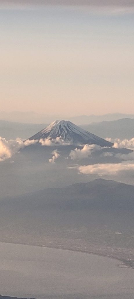 見てください!飛行機内で見る綺麗な富士山(^^)v仕事がうまくいったことを祝っているみたいです