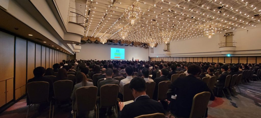 これでけの大学職員・企業が集まるのです!凄い人数で圧倒されますね