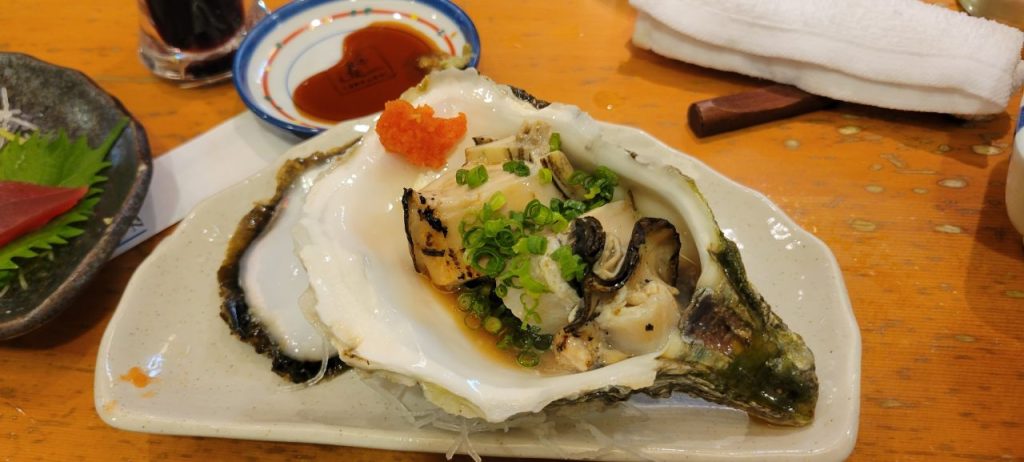 私は握ってもらわず、お酒とつまみを頂きます!この大きなカキ。凄くないですか