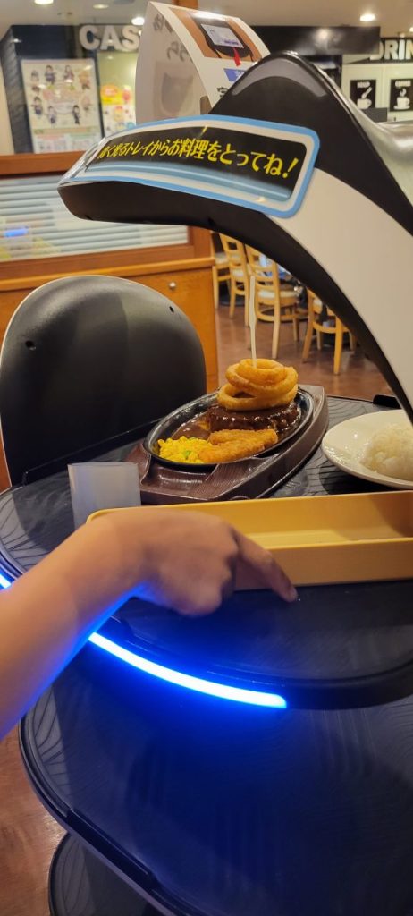 猫型配膳ロボットのベラちゃんが持ってきてくれました「鬼滅の刃クリアファイル付き 炭治郎のヒノカミ神楽オニ・チーズINハンバーグセット」です。