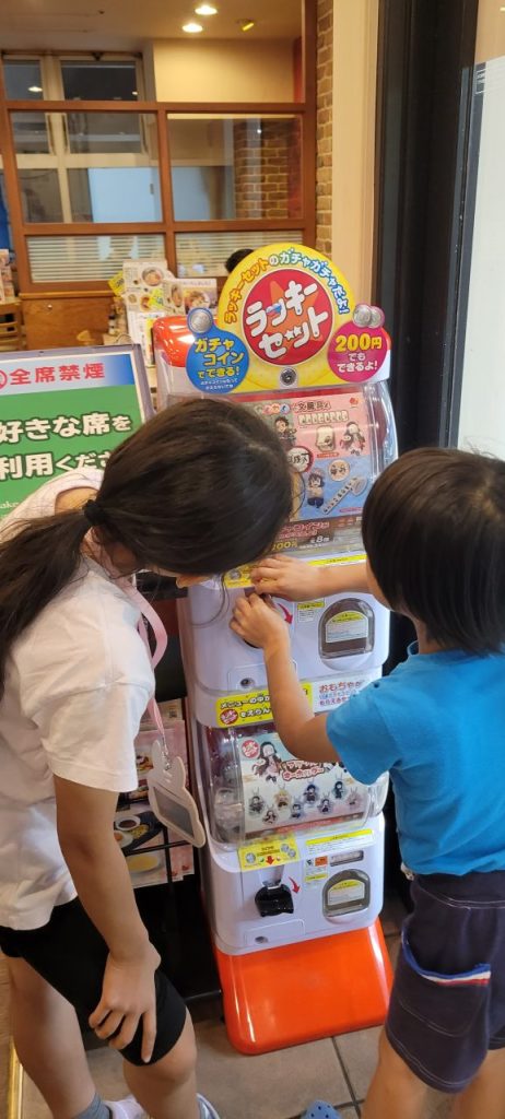 二人で3回のラッキーガチャ。何が当たるかな?