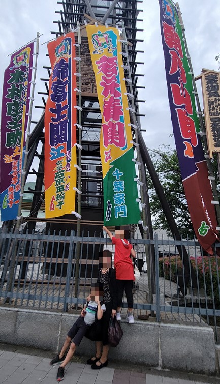 そばが一番好き場若元春関ののぼりの前で記念撮影!
