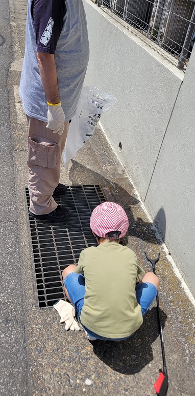 ゴミを見つけ一生懸命拾っている長男!街を綺麗にしてね。
