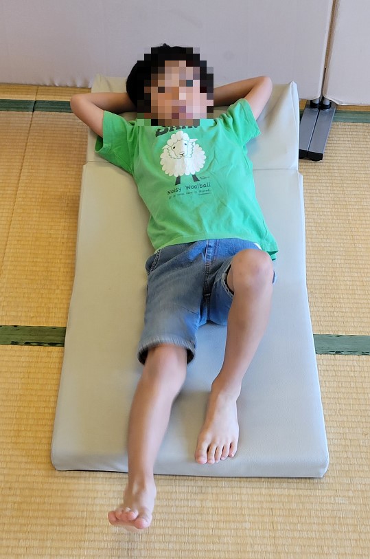 プールの後、長女が着替え終わるのを待つ長男!おじさんたちの真似をして休憩を!生意気な