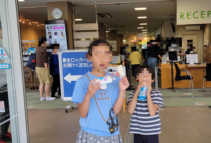 プール後は、いつものアイスタイム!セブンティーンアイスに大喜び