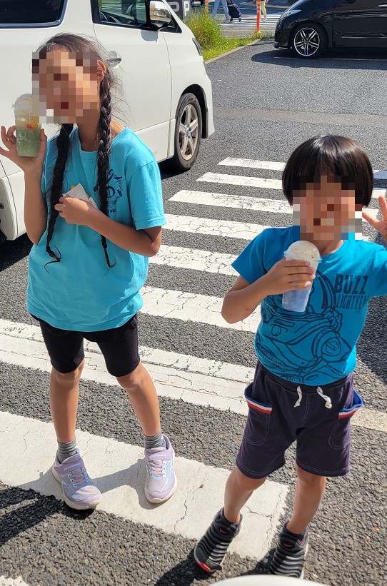 長女はハロハロバチバチメロンクリームソーダ!長男はハロハロラムネ!なかなかの量です。夕飯食べれるかな?