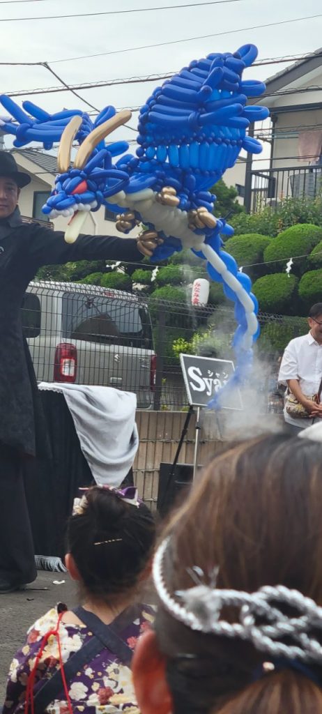 風船を割っていくと煙とともに卵が竜に変身!竜が生まれるのです。