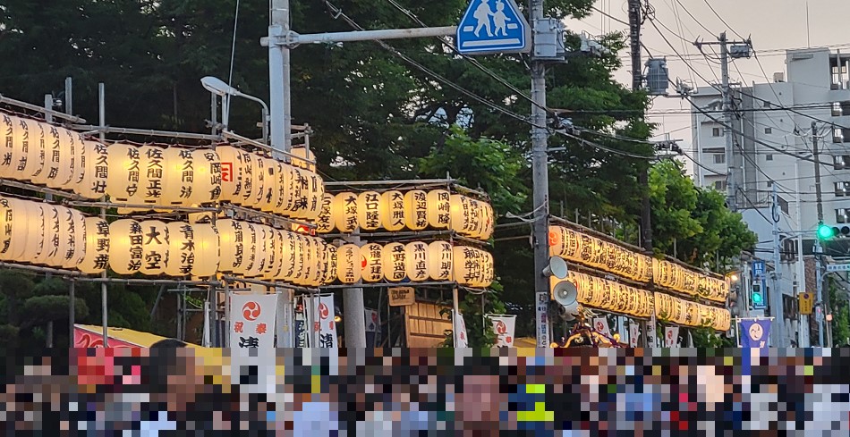 浦安三社祭の神社の一つ清流神社では人人人!バスが通るのもやっとの状態。