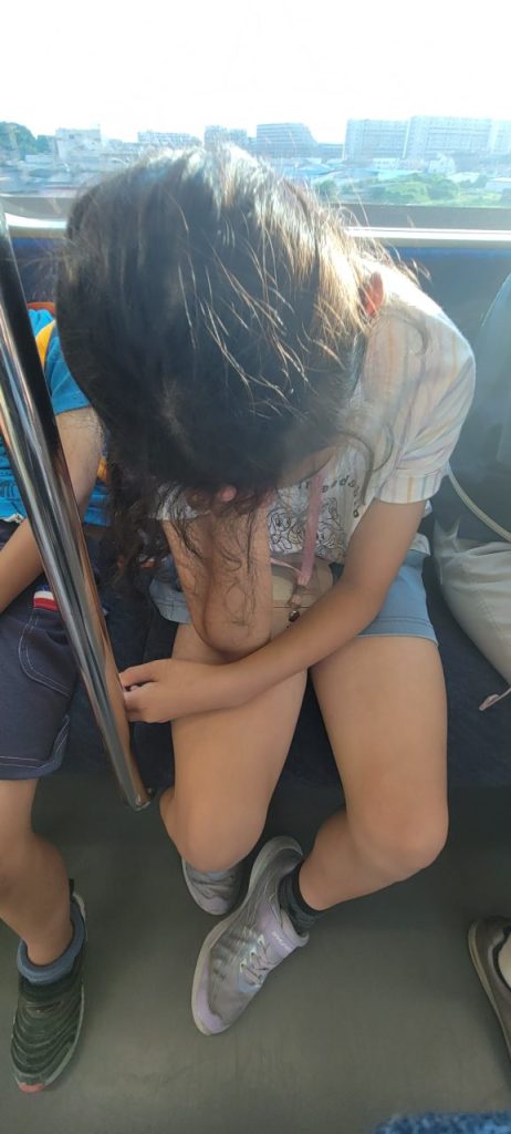 頭を使いすぎたのか、帰りの電車では頭痛でぐったりする長女!