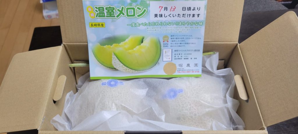毎年恒例の著所の誕生日プレゼントのメロン!