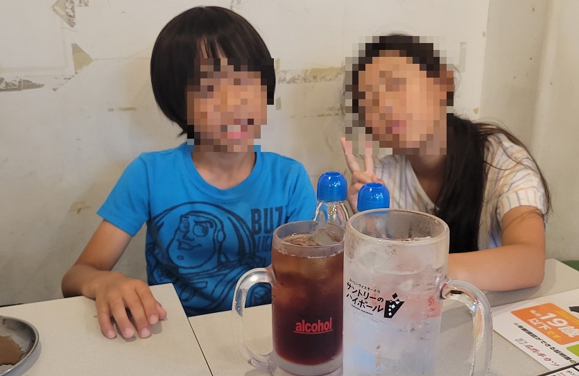 まずは、みんなでカンパイです!長男は無料。長女は半額で飲めました。