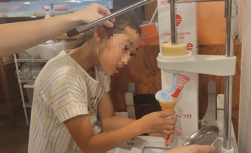 長女もソフトクリームチャレンジをしています。目も真剣です!
