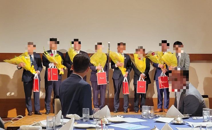 卒業生11名へお祝いと一人一人から思いを発表してもらいました