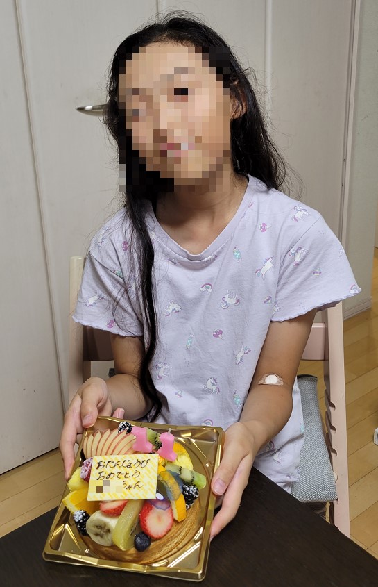 大好きなフルーツタルトケーキにお喜び!ケーキだけでなくプレゼントかな?