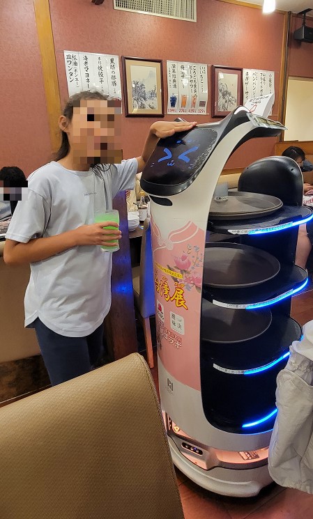 バーミヤンの猫型配膳ロボット「bella bot(ベラベット)」のベラちゃんと一緒にパシャリ。