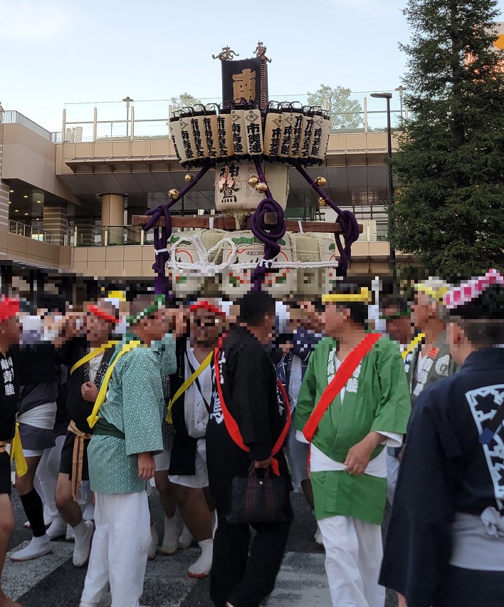 市川ふるさと祭りの神輿が発進します!担ぎ手たちも次々に肩を入れて行きます