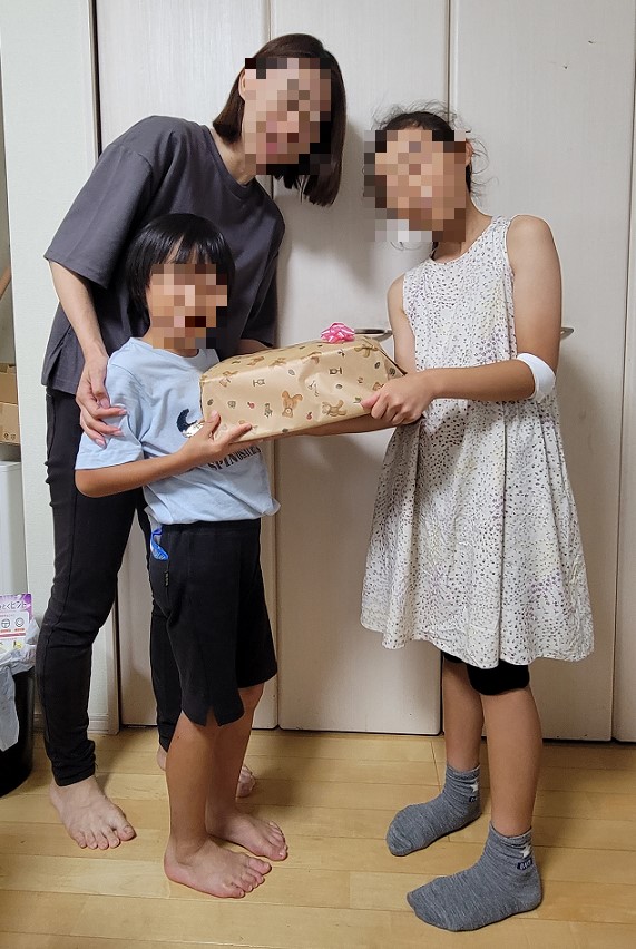 長女御誕生日プレゼントは「Nintendo Switch + Minecraft 」です。半年間良い子にしていたらプレゼントすると約束してました。